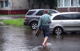 Ливень в Кременчуге затопил улицы и парализовал движение транспорта