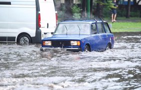 Ливень в Кременчуге затопил улицы и парализовал движение транспорта