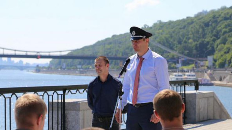 Начальник патрульной полиции подарил Кличко фуражку. Фото Facebook Виталия Кличко