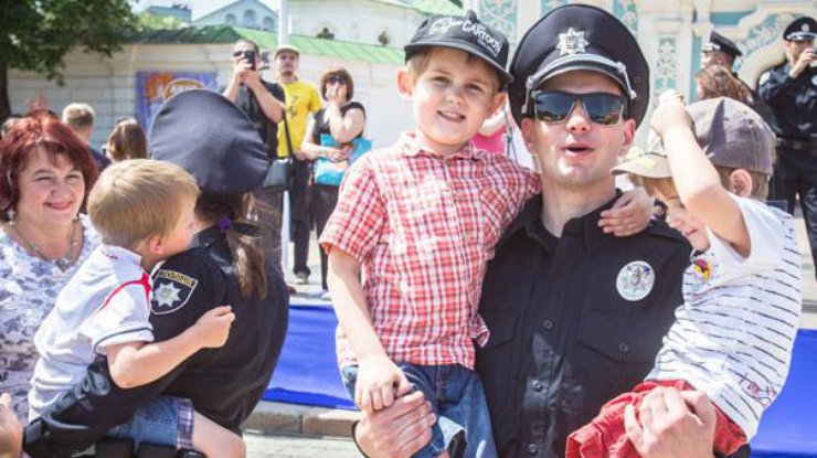 Новая полиция Киева стала на сторону детей, а не пенсионеров