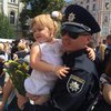 Прощай, милиция: полицейские удивили красотками и любовью к детям (фото)