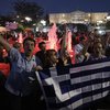 Греки празднуют и жгут флаги ЕС, сказав нет кредитам на референдуме (фото)