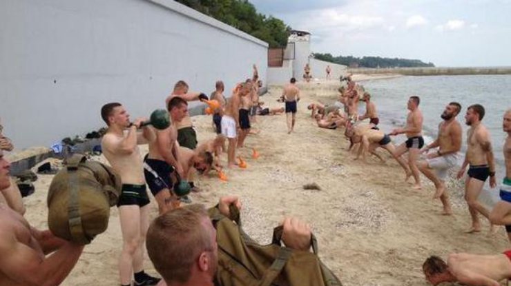 Бойцы "Азова" продемонстрировали физическую форму. Фото twitter.com/Polk_Azov