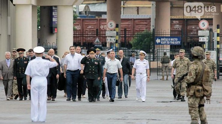 Саакашвили празднует День ВМС в тельняшке. Фото 048.ua