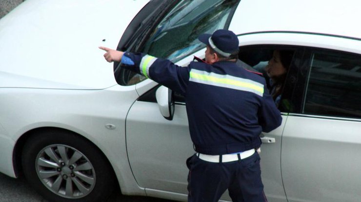 Новые полицейские вручную регулируют поток автомобилей