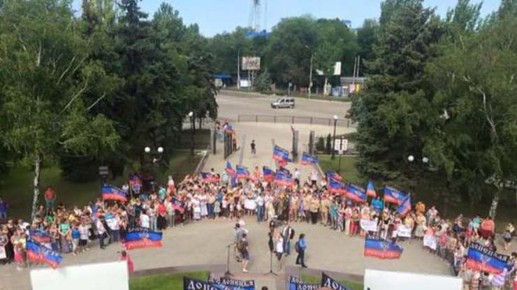 Около 100 человек собрались на митинг "Славянск. Не забудем - не простим". Фото Дениса Григорюка