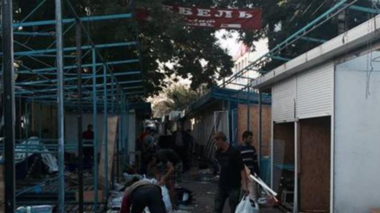 Полиция оцепила рынок в центре Симферополя