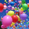 Канадец взлетел в небо на воздушных шарах (видео)