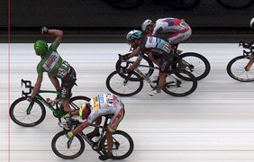 Участники самой престижной велогонки мира Le Tour de France преодолевают пятый этап гонки