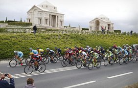 Участники самой престижной велогонки мира Le Tour de France преодолевают пятый этап гонки