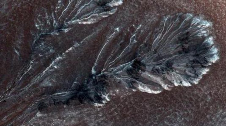 NASA удалось сфотографировать ущелья, покрытые льдом, на поверхности Марса.