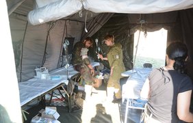 Медики оказывают помощь раненым бойцам. Фото Яны Зинкевич