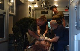 Медики оказывают помощь раненым бойцам. Фото Яны Зинкевич