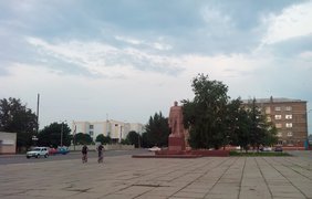 Ленин стоит напротив ЗАГСА и часто получает цветы. Фото podrobnosti.ua 