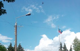 Напротив административных зданий развеваются новые флаги "ЛНР". Фото podrobnosti.ua