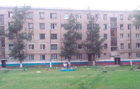 Интеллектуалы из общежития перекрасили фундамент в триколор. Фото podrobnosti.ua