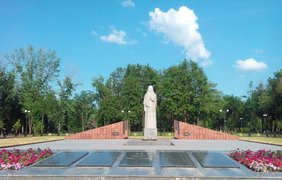 Памятник Скорбящей матери установили напротив Вечного огня. Фото podrobnosti.ua 