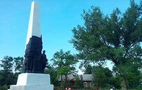 В Свердловске появились новые памятники. Фото podrobnosti.ua