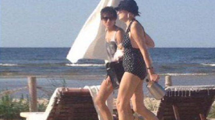 Земфира и Рената Литвинова уединились на пляже в Юрмале. 