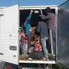 В Австрии беженцев с детьми заперли в раскаленном грузовике