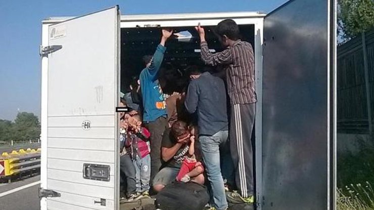 86 беженцев просидели более 12 часов в закрытом грузовике