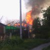 В поселке Октябрьский горят дома из-за обстрелов (фото)
