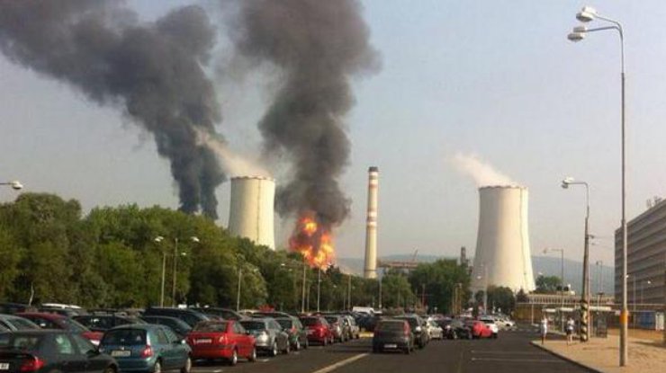 Над заводом поднимается густой черный дым. Фото Твиттер/@OnlineMagazin