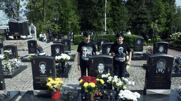 Сыновья погибшего моряка надели футболки с Путиным. Фото "Фонтанка.ру"