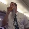 Бортпроводник-комик очаровал пассажиров в самолете (видео)