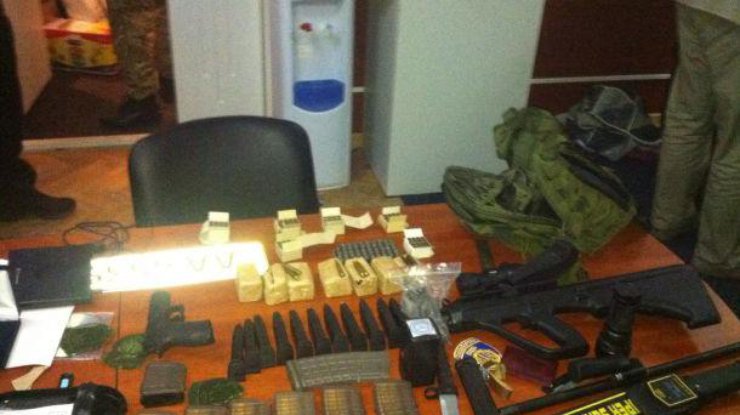 Оперативники обнаружили гранаты, пистолеты и боеприпасы к ним