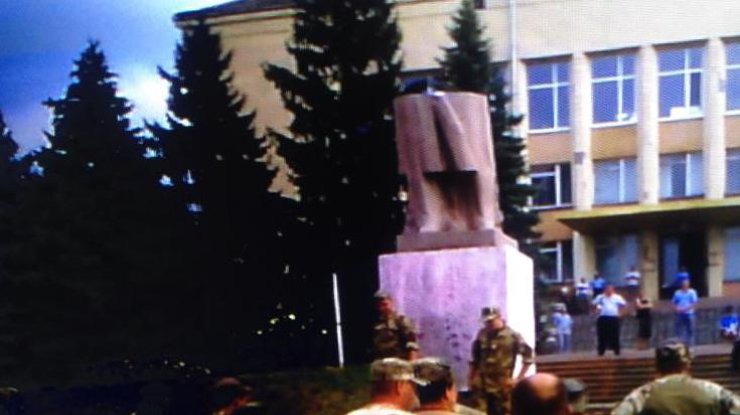 В Херсонской области свалили памятник Ленину