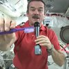 Космонавты показали чистку зубов в невесомости (видео)