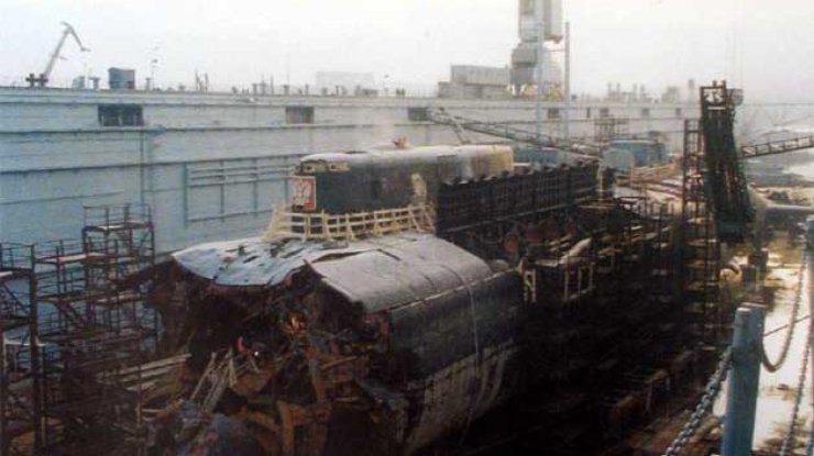 Когда утонул курск подводная. Подводная лодка к-141 «Курск». Атомная подводная лодка Курск авария. Гибель АПЛ Курск. Курск подводная лодка катастрофа.