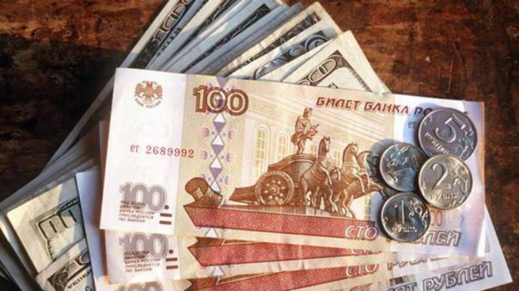 Рубль с каждым днем устанавливает новые рекорды падения