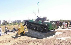 В Луганске на день ВДВ пожертвовали двумя броневиками