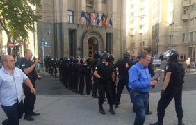 Милиция задерживает разбушевавшихся фанатов. Фото Andrey Basevich