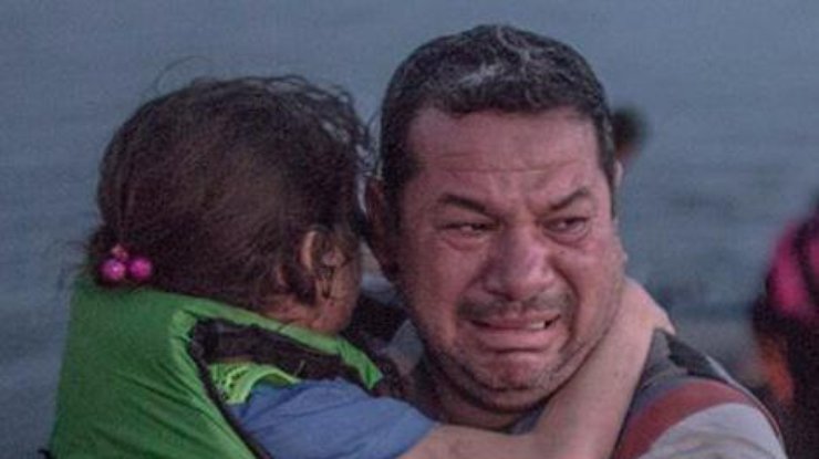 Беженец из Сирии прибыл с семьей в Грецию и заплакал. Фото Daniel Etter/The New York Times