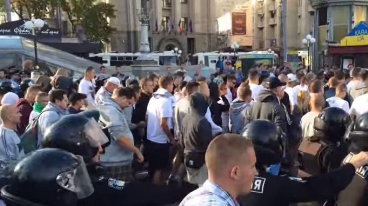 Милиция в оцеплении ведет поляков на стадион Лобановского