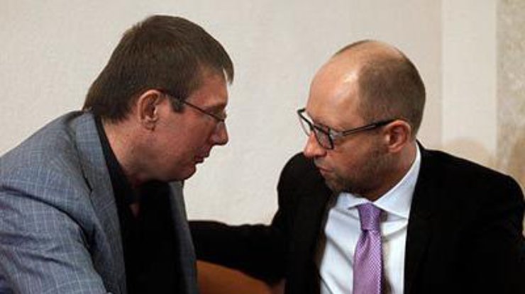 Луценко не устает поддерживать Яценюка. Источник: newsradio.com.ua