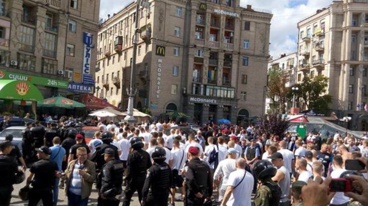 В центре Киева подрались футбольные фанаты. Фото facebook.com/a.pokidin