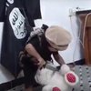 Малыш из ИГИЛ обезглавил плюшевого медведя (видео)