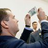 Медведев собрался распродавать валюту для спасения рубля