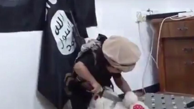 Юный палач ИГИЛ. Кадр из видео
