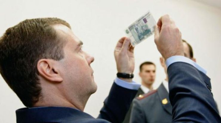 Медведев обещает укрепить рубль. Фото: rustelegraph.ru