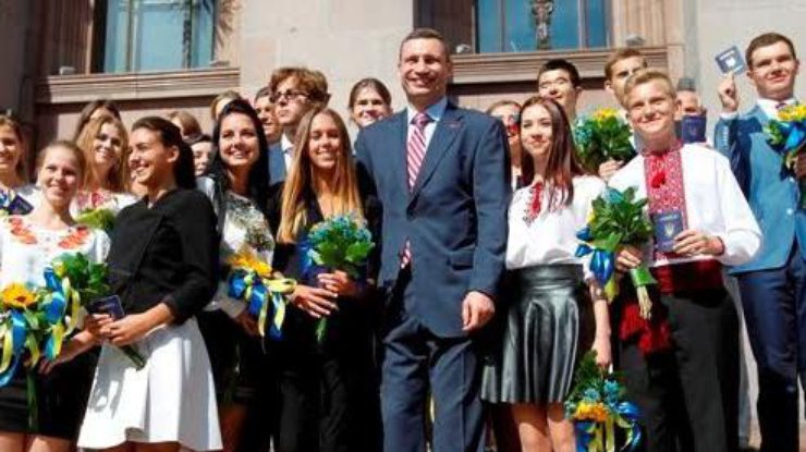 Паспорта Украины получили двадцать восемь юных киевлян.