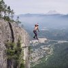 Канадец прошел без страховки 64 метра между скалами (видео)