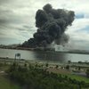 В Японии возле аэропорта горят два крупных завода (фото)