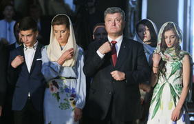 Марина Порошенко с дочерьми надели платья с укропом. Фото president.gov.ua