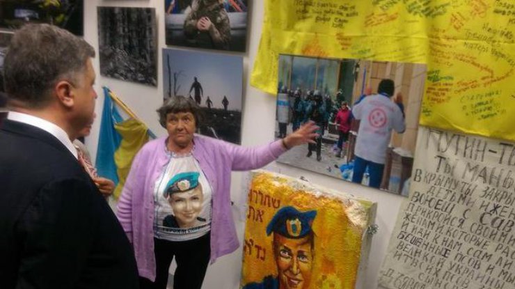 Порошенко посетил выставку, посвященную Савченко