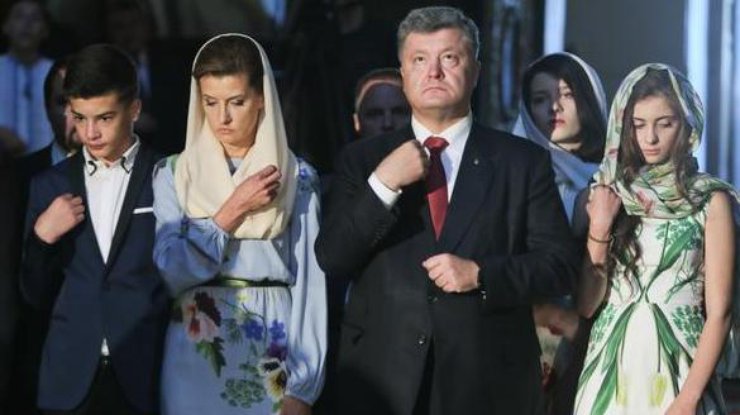 Президент с семьей молился за Украину в Софийском соборе. Фото АП